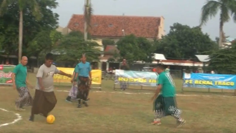 Peringati Hati Batik, Warga Pekalongan Main Sepak Bola Sarung