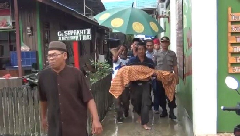 Hujan dan Isak Tangis Keluarga Iringi Pemakaman Putera, Korban Penganiayaan Pacar Sesama Jenis Bibinya