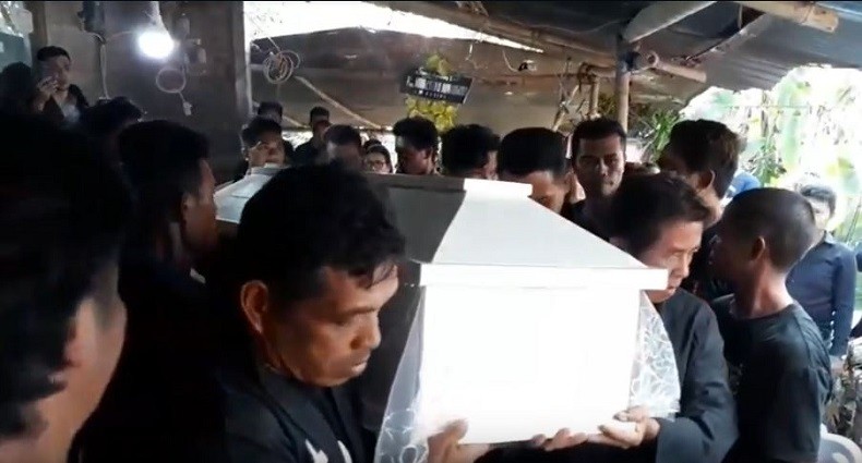Tangis Keluarga Iringi Pemakaman Fanly Lahingide, Korban Tewas akibat Hukuman Lari di Manado