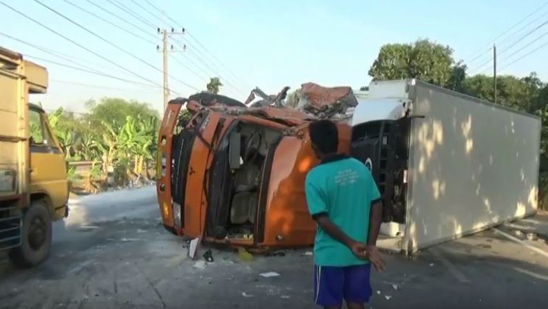 Tabrakan Truk Muatan Bata Ringan dan Kontainer di Jalur Blora-Bojonegoro, 2 Terluka