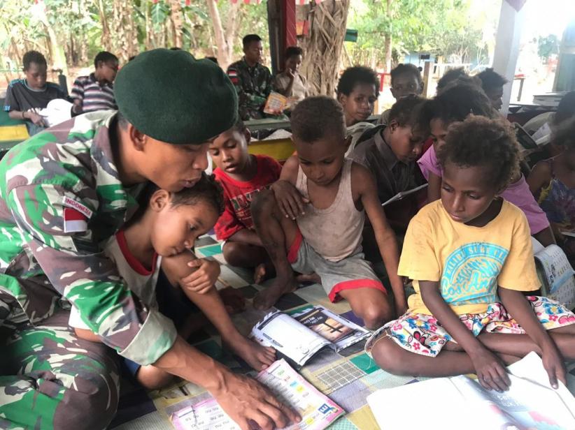 Satgas Pamtas RI-PNG Yonif 411 Kostrad Berikan Bimbel pada Anak-Anak Sekitar Pos