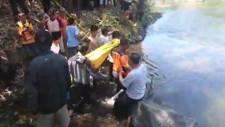 Mayat Laki-Laki Penuh Luka dan Kaki Patah Ditemukan di Sungai Moga Pemalang