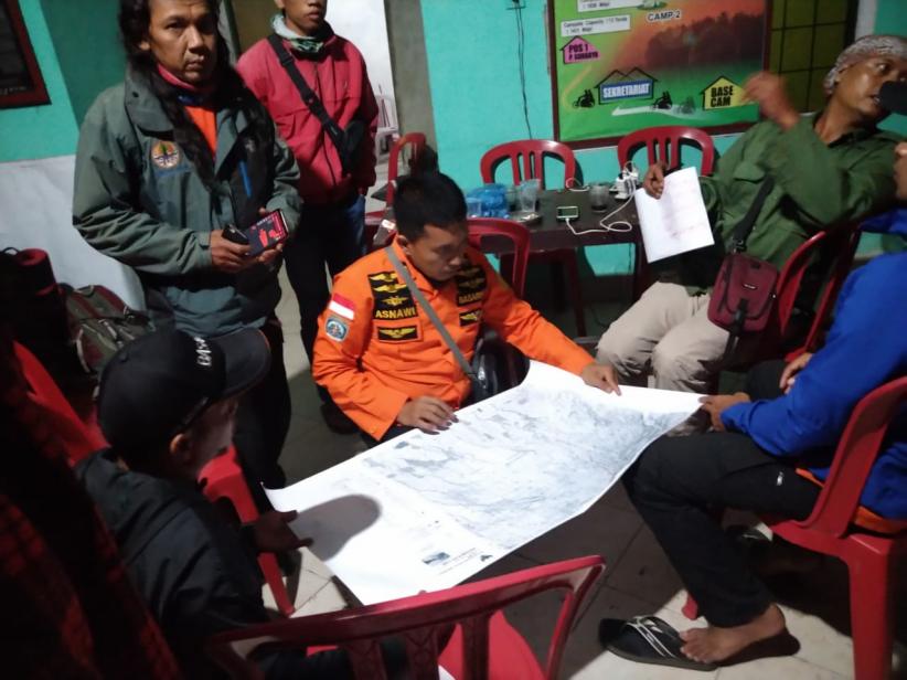 Kronologi Tim SAR Evakuasi 13 Pendaki yang Terjebak Kebakaran di Gunung Raung