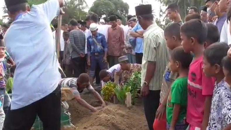 title Polisi Tembak Istri dan Bunuh Diri, Jenazah Aiptu Pariadi Dimakamkan Berdampingan dengan Istrinya Polisi Tembak Istri dan Bunuh Diri, Jenazah Aiptu Pariadi Dimakamkan Berdampingan dengan Istrinya