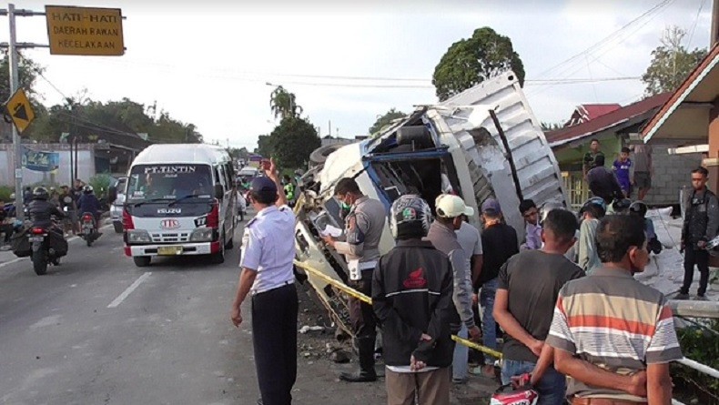 Truk Tabrak 7 Kendaraan dan 2 Rumah Warga, Istri Sopir yang Jadi Kernet Tewas