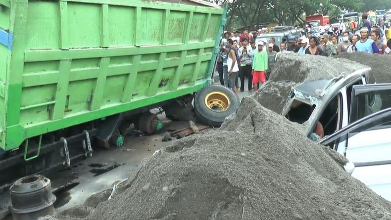 Truk Pasir Timpa Mitsubishi Expander di Demak, 1 Korban Luka Berat