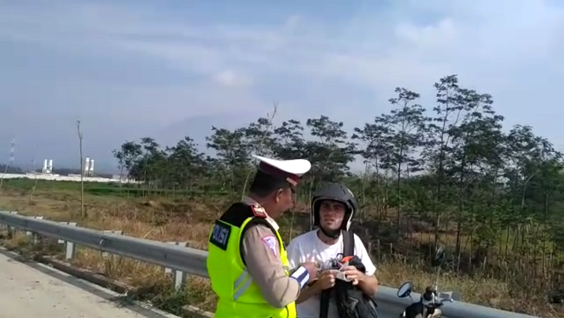 Naik Motor Menuju Taman Safari, Turis Prancis Tersasar ke Jalan Tol Pandaan-Malang