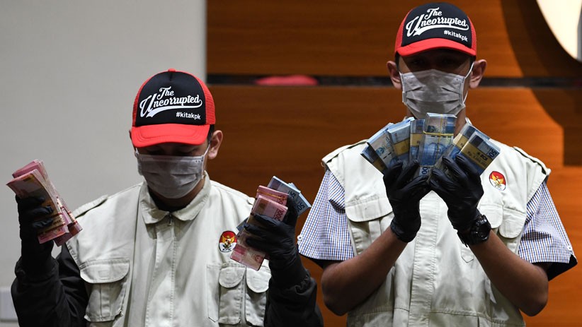 KPK Pamer Barang Bukti Uang Rp600 Juta Hasil OTT Bupati Lampung Utara - Bagian 2