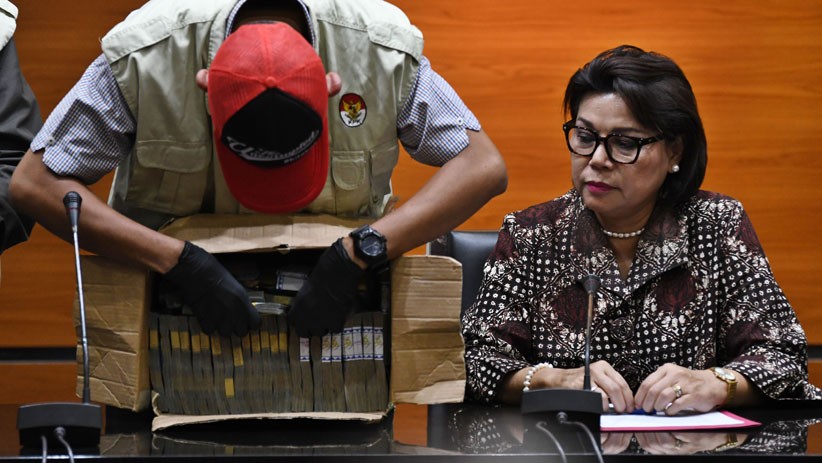 KPK Pamer Barang Bukti Uang Rp600 Juta Hasil OTT Bupati Lampung Utara - Bagian 1