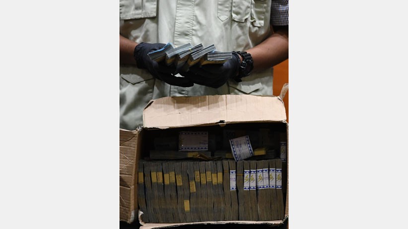 KPK Pamer Barang Bukti Uang Rp600 Juta Hasil OTT Bupati Lampung Utara - Bagian 4