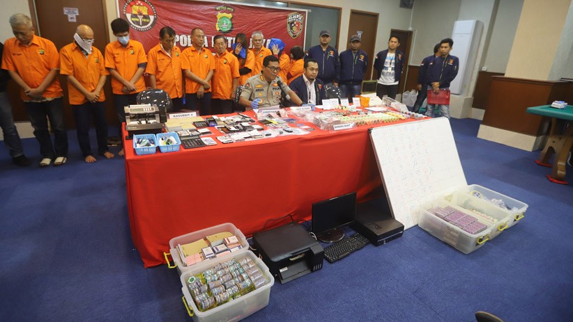 Foto-Foto Arena Judi Kasino di Apartemen Robinson Digerebek Polisi - Bagian 4