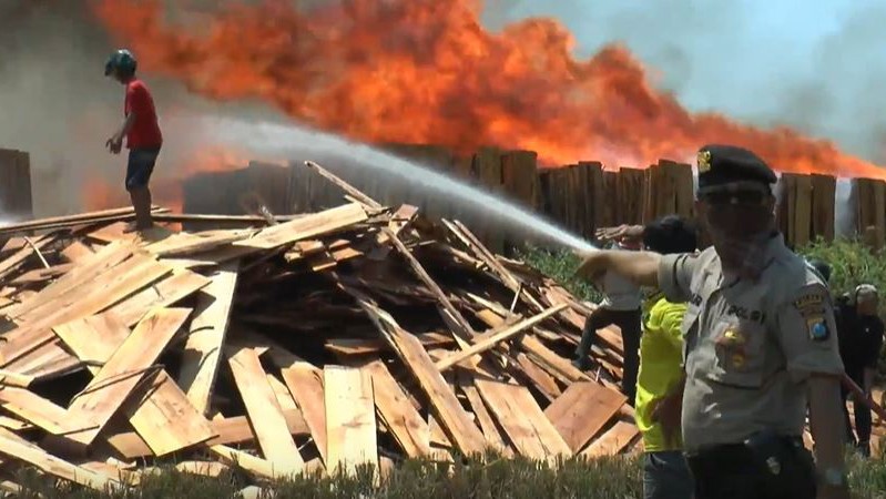 Gudang Kayu di Pasuruan Terbakar Hebat, Diduga Ada Faktor Kesengajaan