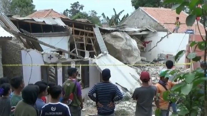 Kepanikan Warga Sukamulya Purwakarta saat Batu Besar Menghujani Rumah Mereka