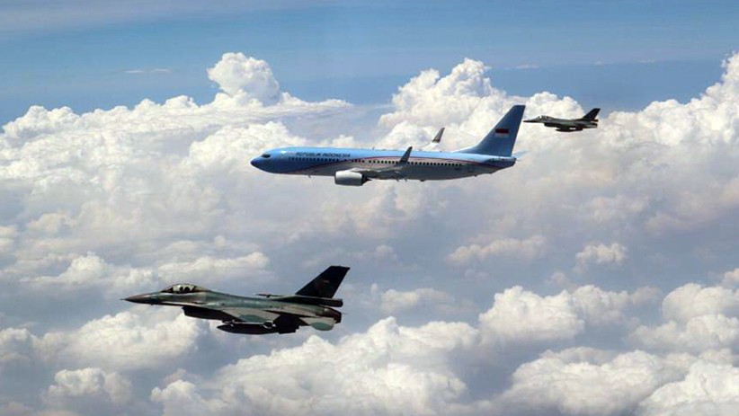 2 Pesawat F16 TNI AU Kawal Wapres JK untuk Penghormatan Jelang Purnatugas - Bagian 1