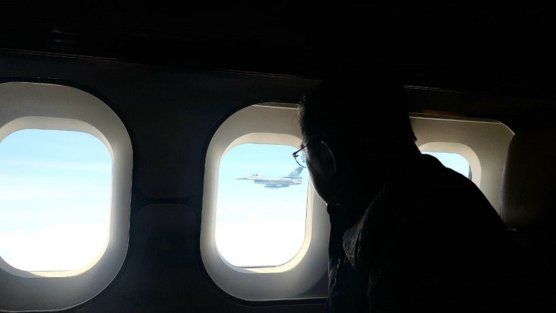 Sampaikan Terima Kasih, TNI AU Seremoni Water Salute dan Kawal Penerbangan JK dengan Pesawat Tempur F-16