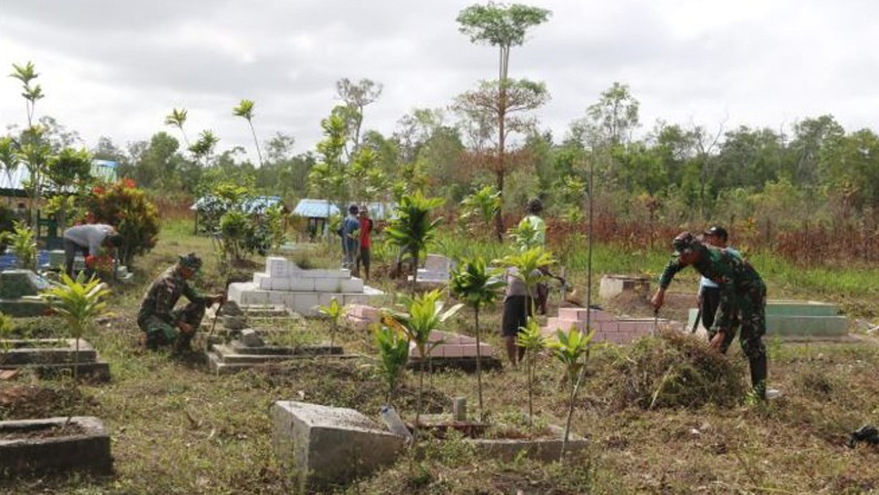 Tanamkan Kebersamaan, Yonif 411 Kostrad Ajak Warga Bersih-Bersih Makam di Sota Merauke