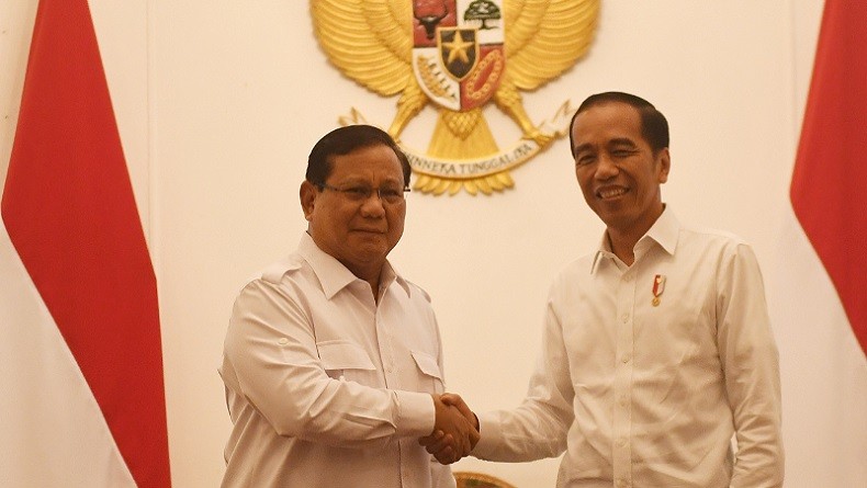 Tangan berjabat saat jokowi di luhut joe biden dengan depan Saat Jokowi