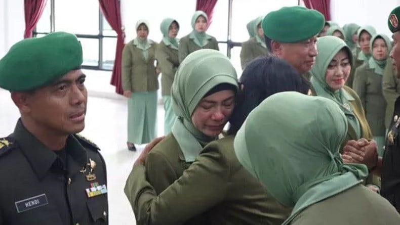 Istri Kolonel Hendi Suhendi Menangis saat Serah Terima Jabatan Dandim Kendari