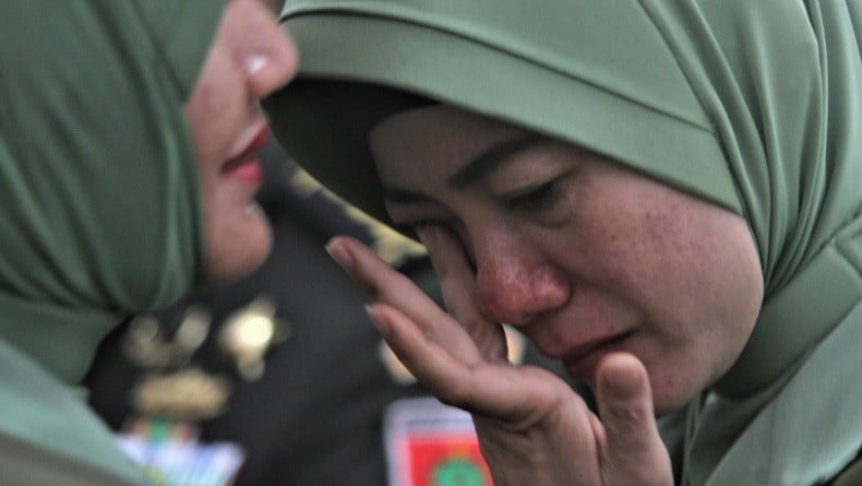 Foto-Foto Tangis Istri Mantan Dandim Kendari di Upacara Sertijab Sang Suami