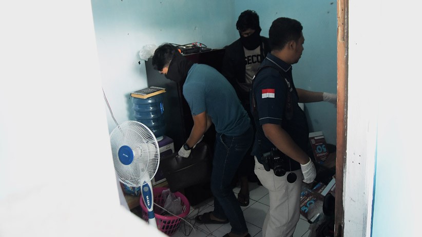 Densus 88 Geledah Kontrakan Terduga Teroris di Bekasi, Buku Khilafah Diamankan - Bagian 4