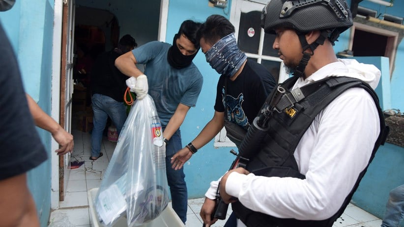 Densus 88 Geledah Kontrakan Terduga Teroris di Bekasi, Buku Khilafah Diamankan - Bagian 2