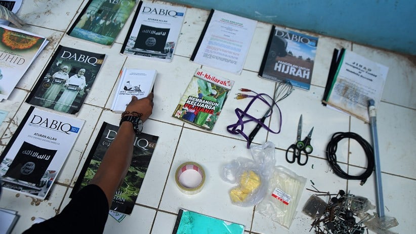 Densus 88 Geledah Kontrakan Terduga Teroris di Bekasi, Buku Khilafah Diamankan - Bagian 3