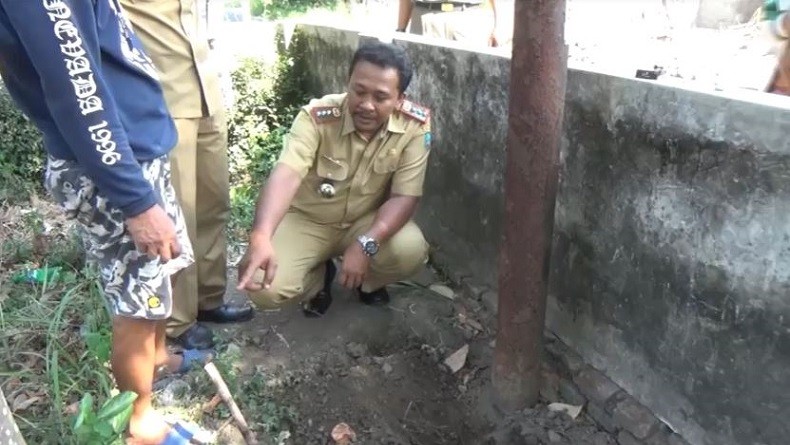 Geger, Tanah Pekarangan Rumah Warga di Jombang Bersuhu Panas dan Mengeluarkan Asap