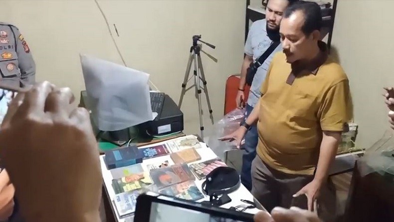 Densus 88 Amankan Pedagang Es Keliling Diduga Jaringan JAD di Cirebon, Sangkur dan 14 Buku Disita