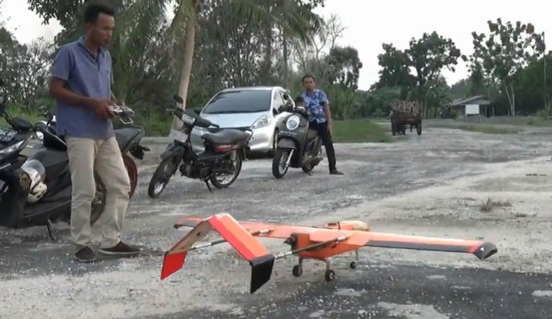 Keren, Pria Lulusan SD di Bengkalis Buat Pesawat Tanpa Awak dari Kayu