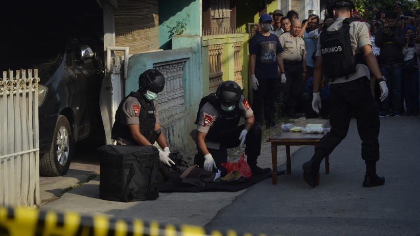 Densus 88 Geledah Rumah Terduga Teroris Kelompok JAD Bekasi di Lampung - Bagian 1