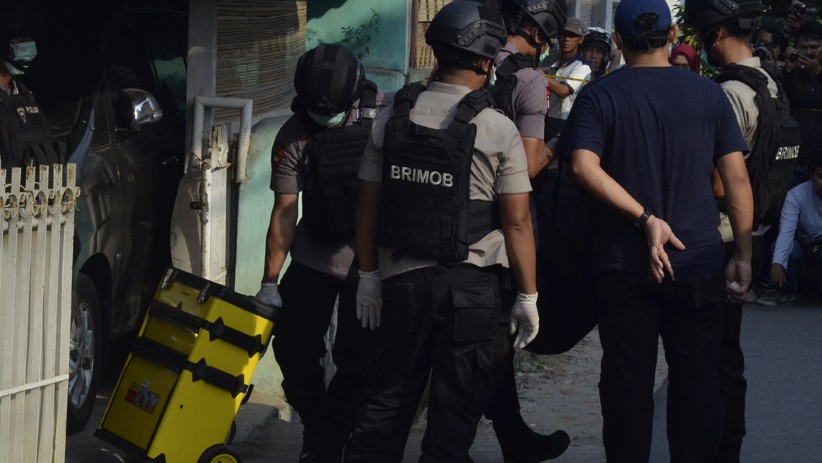 Densus 88 Geledah Rumah Terduga Teroris Kelompok JAD Bekasi di Lampung - Bagian 2