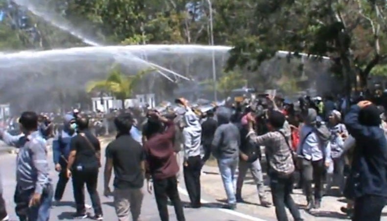 Demo Mahasiswa di Polda Sultra Ricuh, Polisi Tembakkan Gas Air Mata