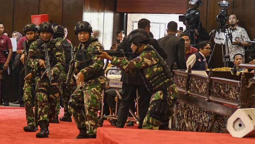 Aksi Paspampres Simulasi Pengamanan Presiden dan Wapres saat Pelantikan - Bagian 4