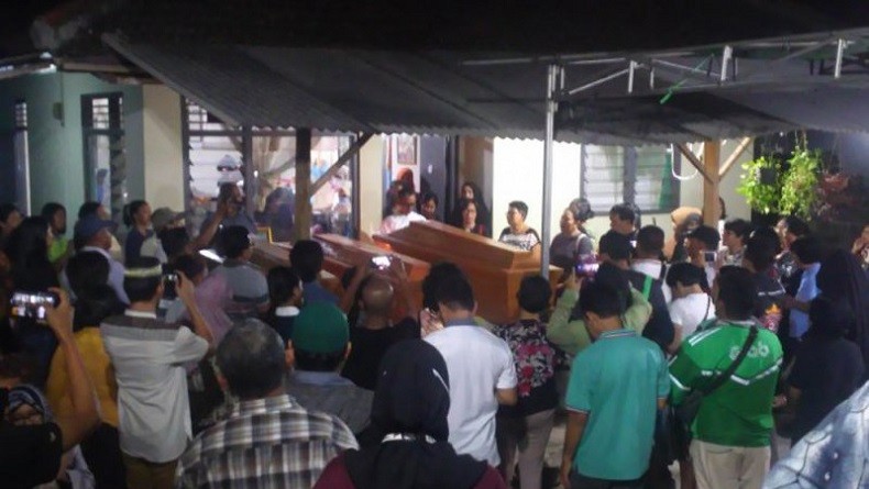 title 4 Jenazah Korban Kecelakaan Tol Trans Sumatera Lampung Disambut Isak Tangis Keluarga 4 Jenazah Korban Kecelakaan Tol Trans Sumatera Lampung Disambut Isak Tangis Keluarga