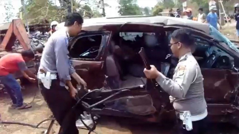 Mobil Innova Tertabrak Kereta Api di Kotabumi Lampung, 1 Penumpang Tewas dan 2 Luka-luka