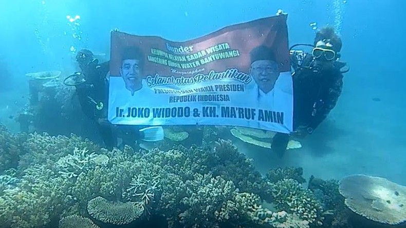 Nelayan Banyuwangi Bentangkan Spanduk Ucapan Selamat Atas Pelantikan Presiden di Dasar Laut