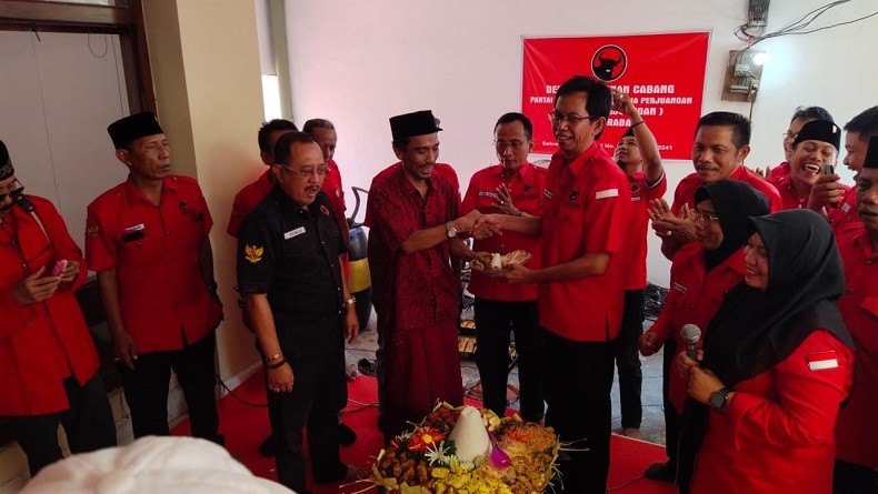 title Pelantikan Jokowi-Ma'ruf Amin, PDIP Surabaya Gelar Selamatan dan Potong Tumpeng Pelantikan Jokowi-Ma'ruf Amin, PDIP Surabaya Gelar Selamatan dan Potong Tumpeng