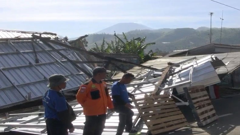 Angin Puting Beliung Terjang Tegal dan Brebes, Ratusan Rumah Rusak Berat