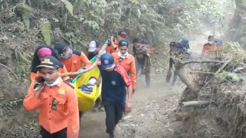 Kebakaran Gunung Rinjani Meluas, 30 Pendaki Dievakusi, 26 di Antaranya WNA