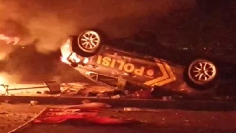 title Laga PSIM-Persis Solo Rusuh, Mobil Polisi Dibakar Laga PSIM-Persis Solo Rusuh, Mobil Polisi Dibakar