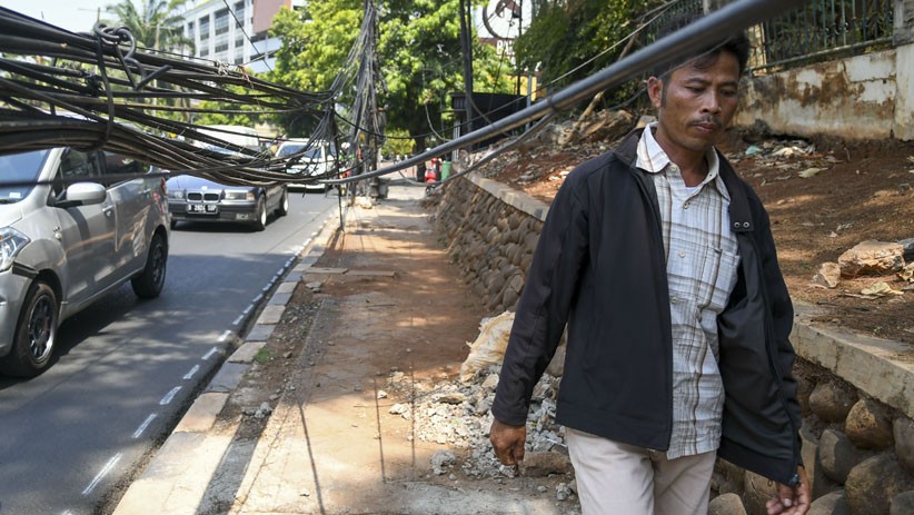 Penampakan Kabel Semrawut di Kemang yang Membahayakan Pejalan Kaki - Bagian 2
