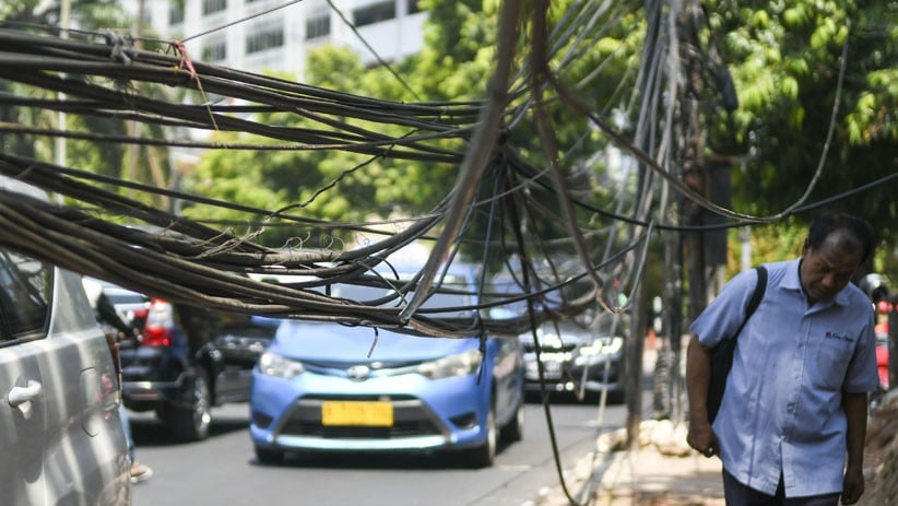 Penampakan Kabel Semrawut di Kemang yang Membahayakan Pejalan Kaki - Bagian 3