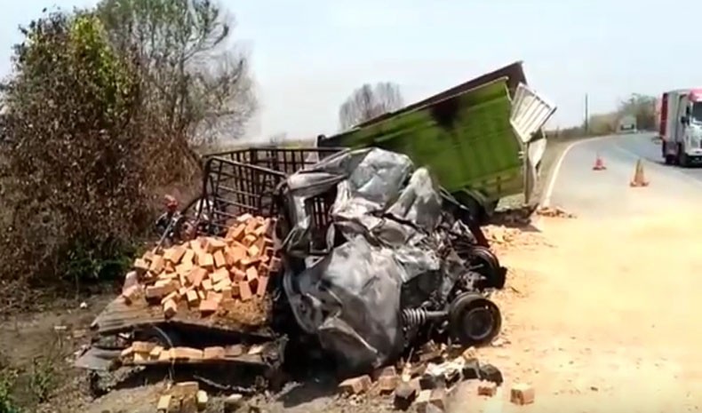 title Kronologi Kecelakaan Maut Pikap Granmax Tabrak Truk di Lampung Tengah yang Tewaskan 6 Orang Kronologi Kecelakaan Maut Pikap Granmax Tabrak Truk di Lampung Tengah yang Tewaskan 6 Orang