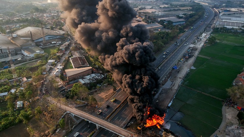 Foto Kebakaran Pipa Minyak Pertamina di Cimahi, Asap Hitam Membubung Tinggi - Bagian 3