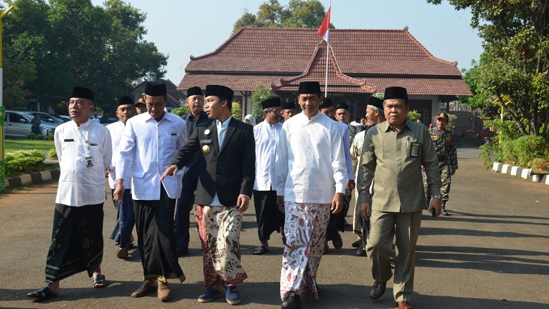 Peringatan Hari Santri Nasional, ASN Batang Kerja Pakai Baju Koko dan Kain Sarung