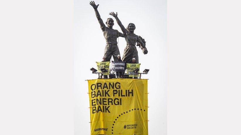 Aktivis Greenpeace Diamankan saat Pasang Spanduk di Monumen Selamat Datang - Bagian 3