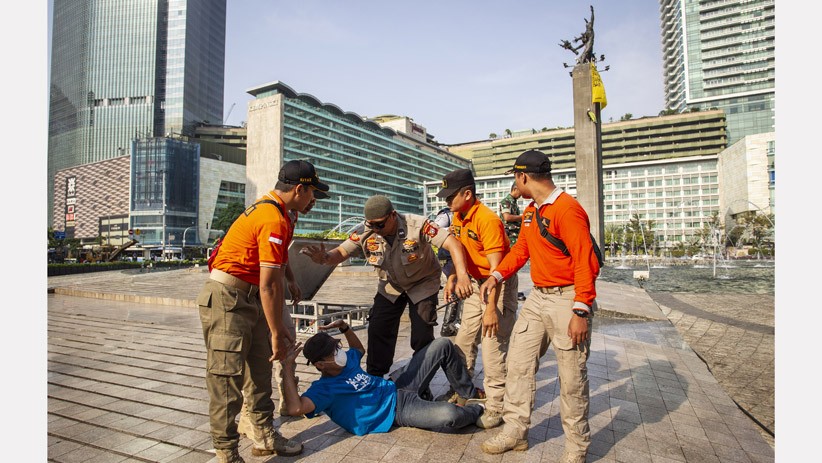 Aktivis Greenpeace Diamankan saat Pasang Spanduk di Monumen Selamat Datang - Bagian 1