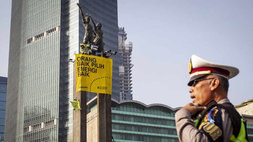 Aktivis Greenpeace Diamankan saat Pasang Spanduk di Monumen Selamat Datang - Bagian 2