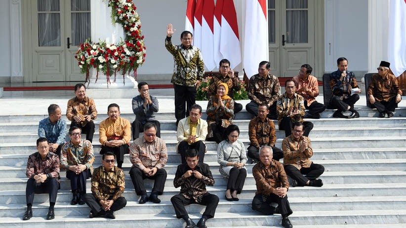 Duduk di Tangga Istana, Presiden Jokowi Umumkan Kabinet Indonesia Maju - Bagian 2