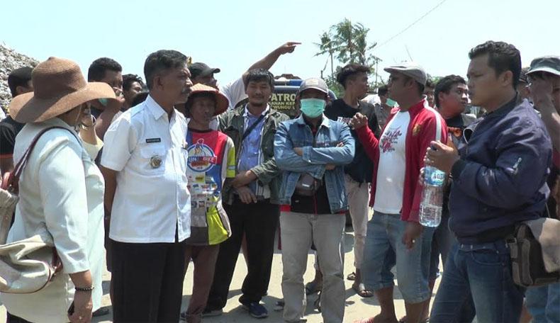 Diwarnai Adu Mulut, Warga Adang Truk Sampah ke TPA Darupono Kendal